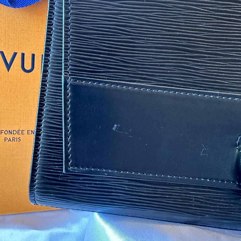 Louis Vuitton Epi Jena Clutch, Black, W/ dust bag, LB box & LV Gift bag. - Picture 16 of 16